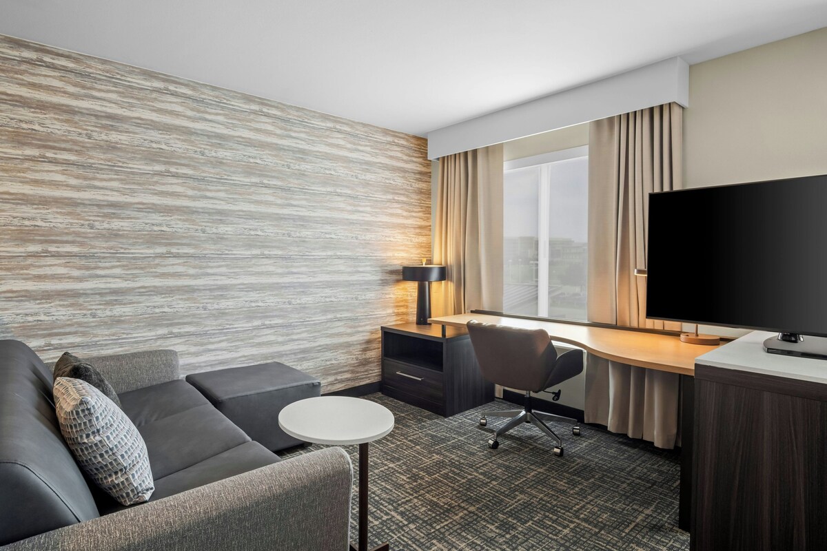 Studio Suite, 1 King Bed with Sofa bed, City View | Premium bedding, down comforters, in-room safe, desk