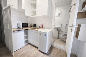 Fridge, microwave, stovetop, coffee/tea maker - Studio Paris Paris 15ème Proche Métro Tout Confort (Paris)