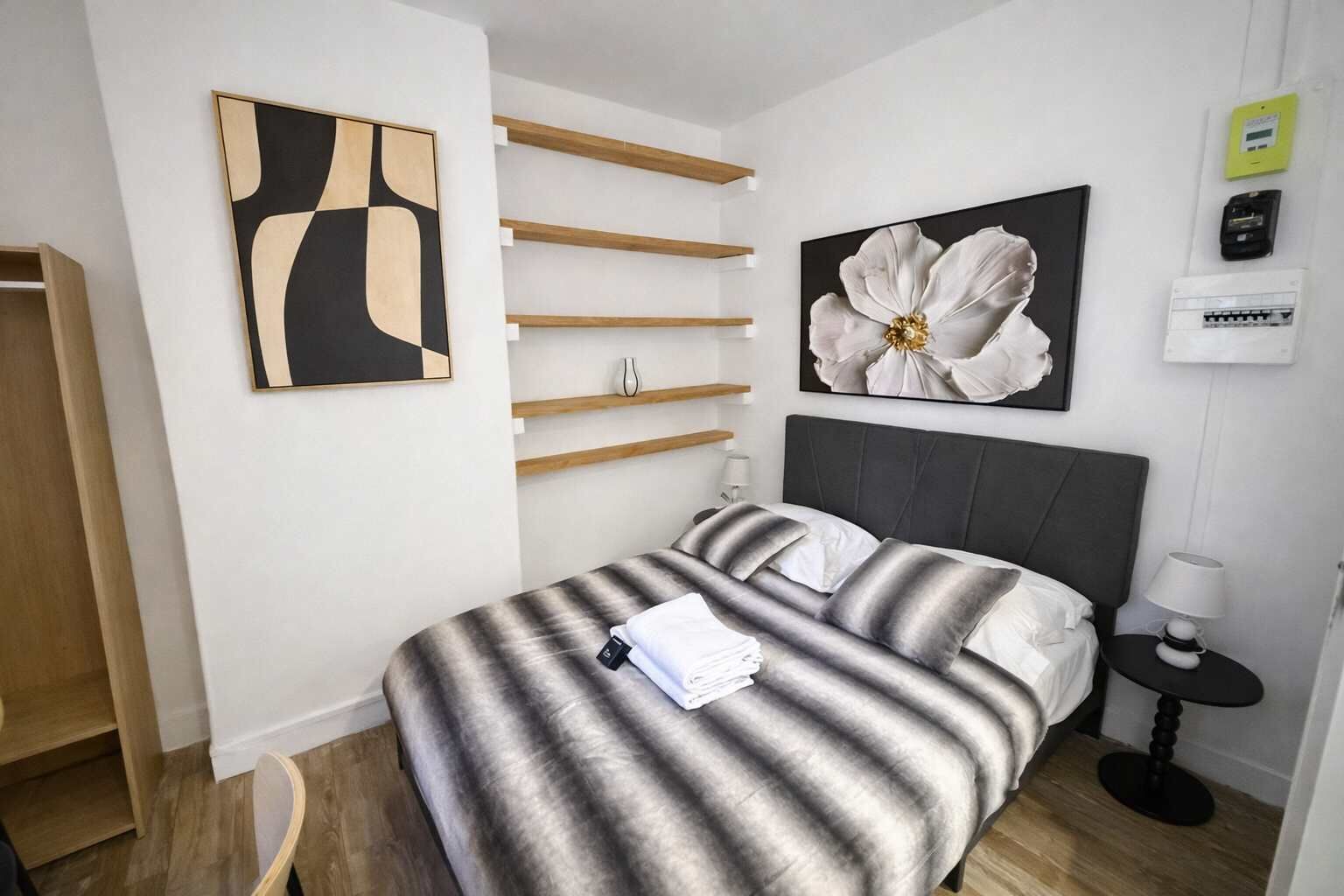 Tabla de planchar con plancha y ropa de cama 