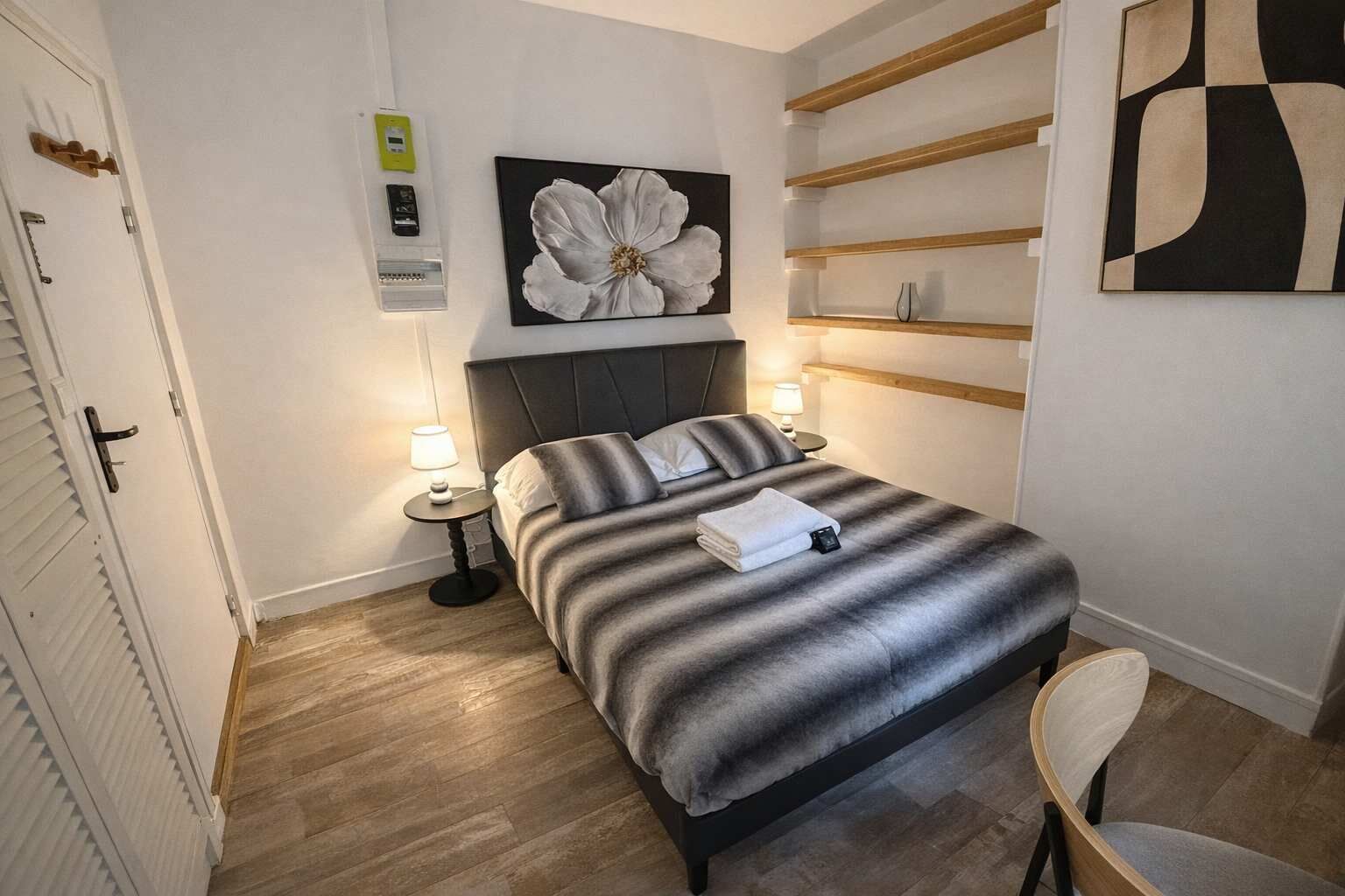 Iron/ironing board, bed sheets