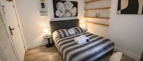 Iron/ironing board, bed sheets