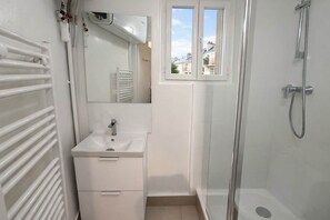 Shower, hair dryer, towels, shampoo - Studio Parisien grands boulevards Couple ou Solo (Paris)