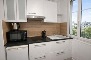 Réfrigérateur, micro-ondes, plaque de cuisson, cafetière/bouilloire
