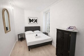 Iron/ironing board, WiFi, bed sheets - Studio Parisien grands boulevards Couple ou Solo (Paris)