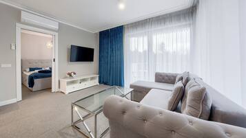 Leilighet, balkong | Oppholdsområde | Flatskjerm-TV