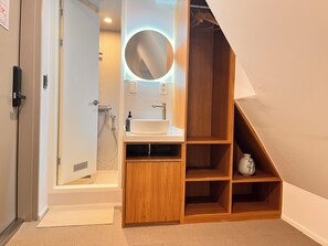 Premium bedding, down duvets, pillow-top beds, free minibar - OnKorea Stay (Seoul)