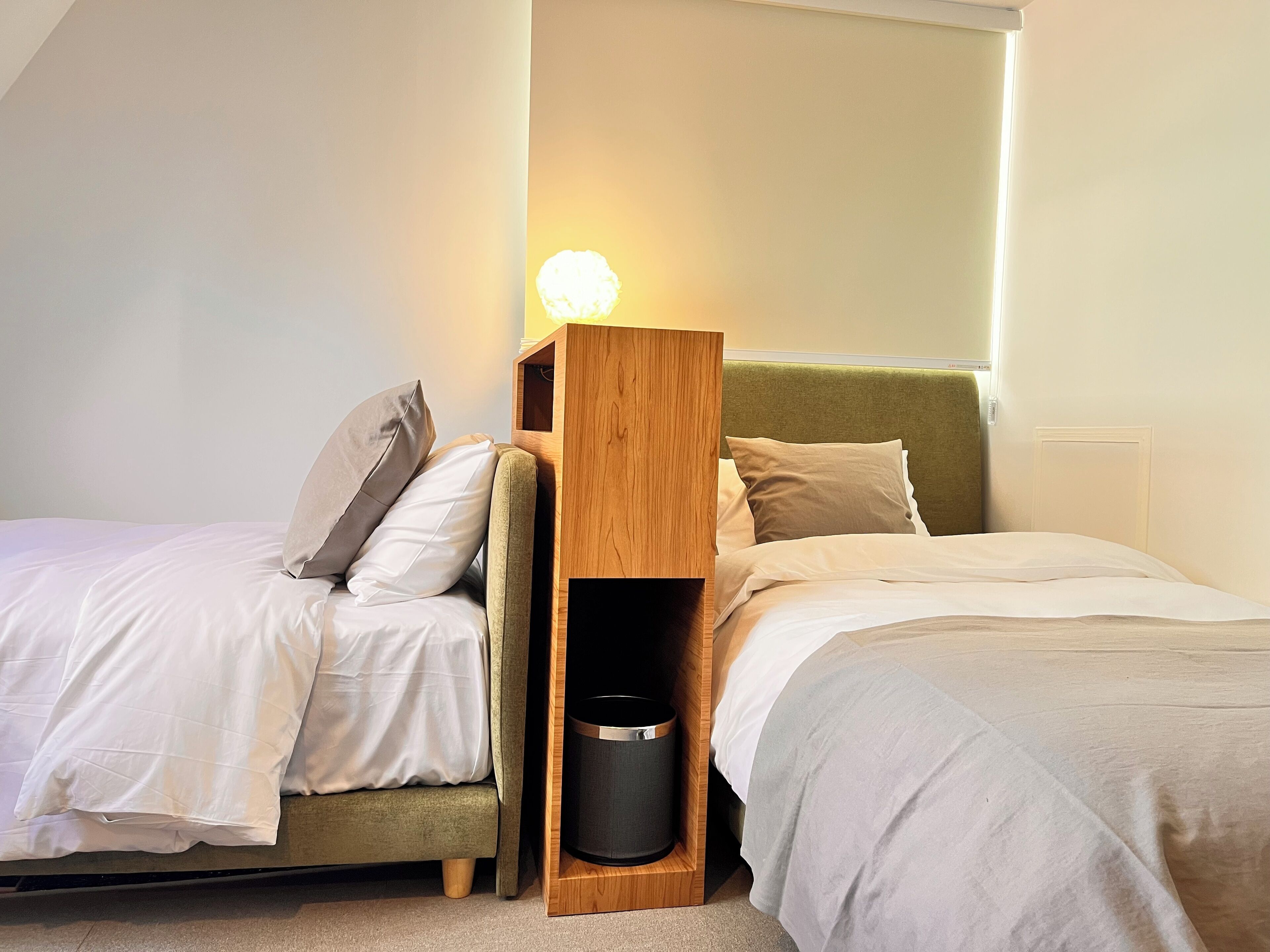 コンフォート ツインルーム | デスク、ノートパソコン用作業スペース、遮光カーテン、防音設備