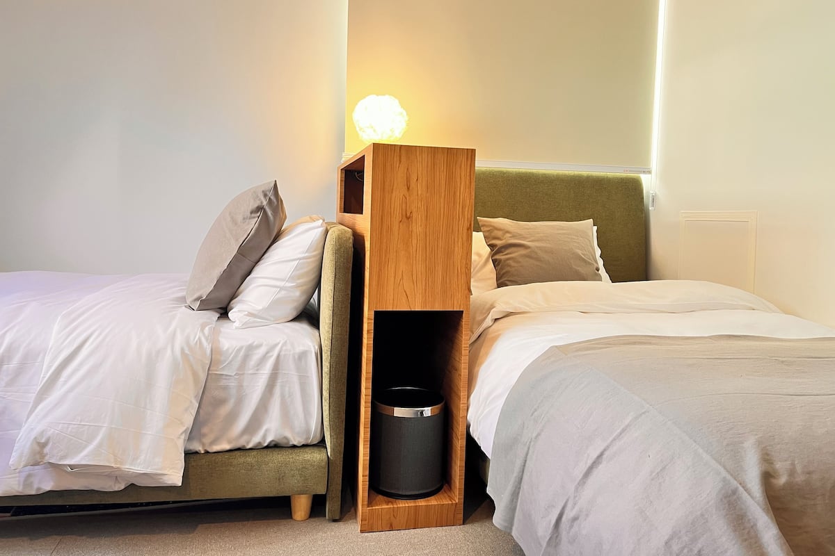 컴포트 트윈룸 | 책상, 노트북 작업 공간, 암막 커튼, 방음 설비