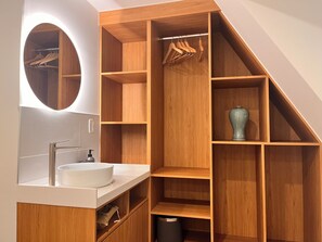 デラックス トリプルルーム | バスルーム | シャワー、ヘアドライヤー、スリッパ、タオル