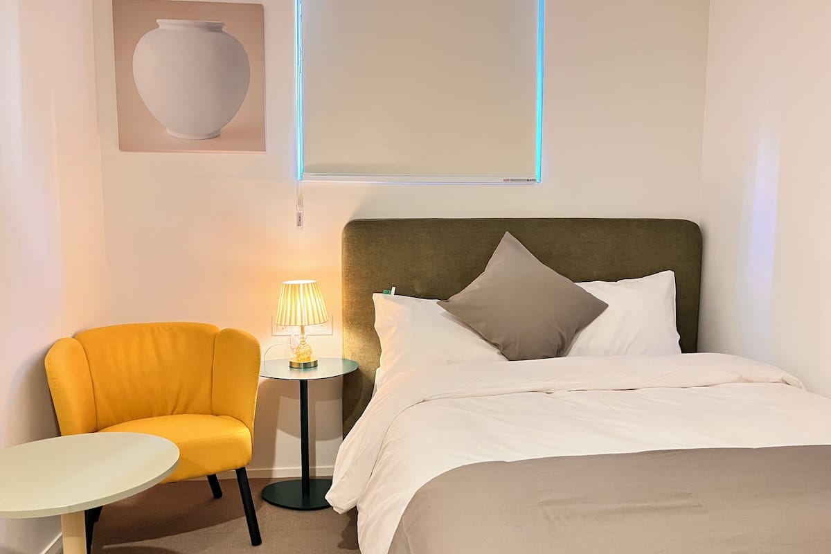 컴포트 더블룸 | 책상, 노트북 작업 공간, 암막 커튼, 방음 설비