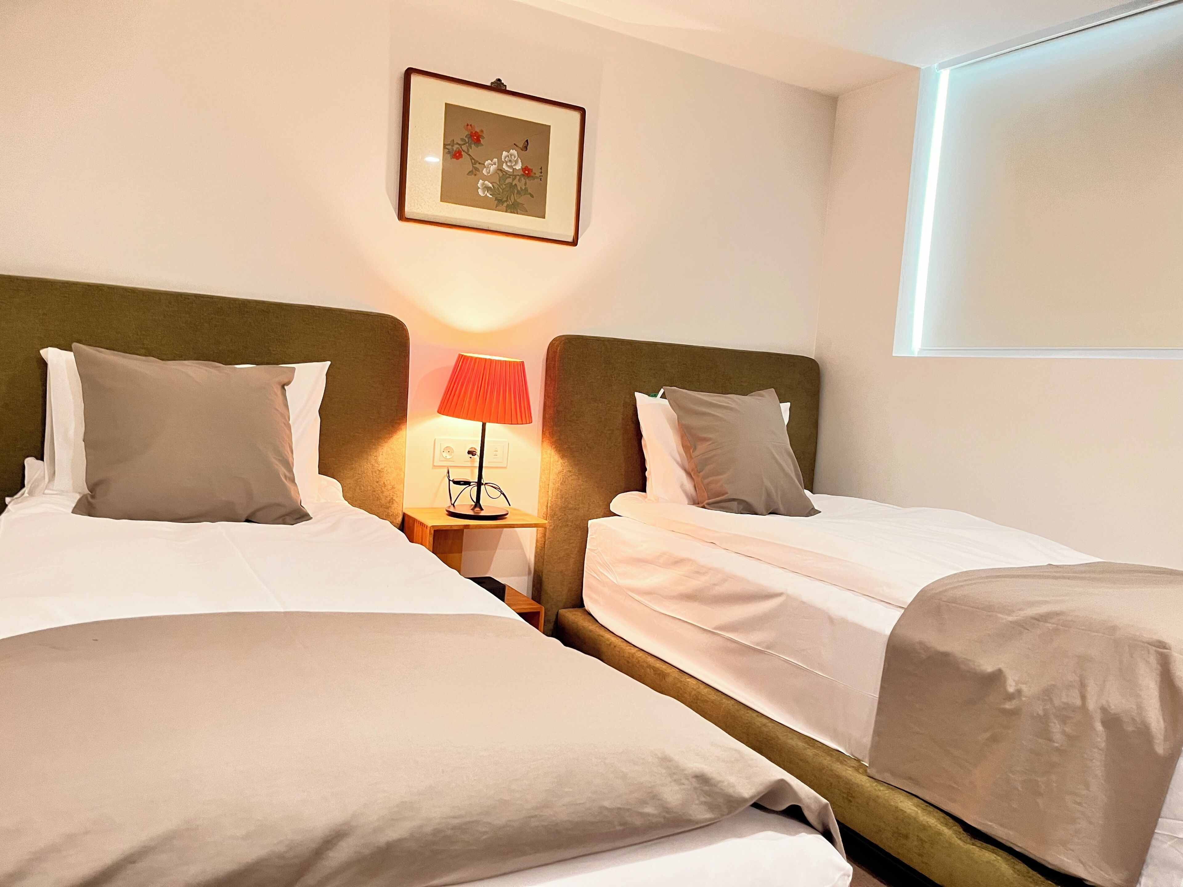 Classic Twin Room | Desk, laptop workspace, blackout drapes, soundproofing