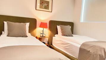 Classic Twin Room | Desk, laptop workspace, blackout drapes, soundproofing