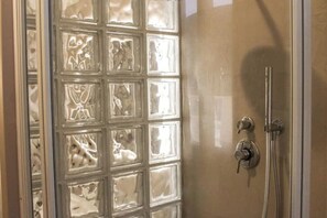 Shower, hair dryer, bidet, towels - Le Petit Nottolini - Modern comfort in the heart of Lucca, a stone's throw from the walls (Lucca)