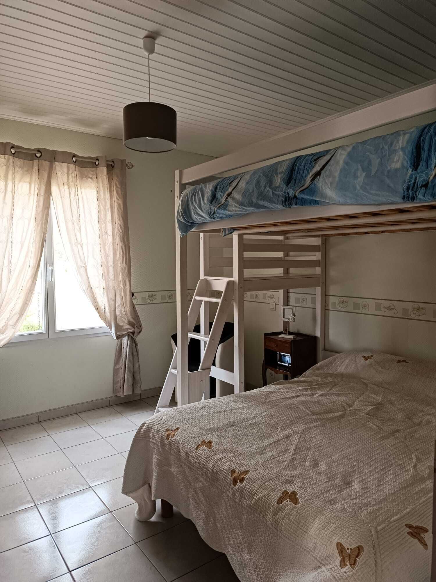 3 slaapkamers, een strijkplank/strijkijzer, reisbedje, gratis wifi