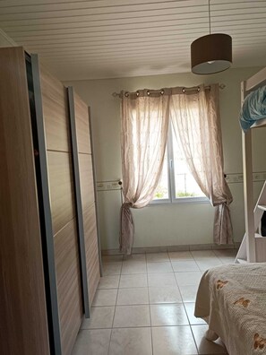 Een strijkplank/strijkijzer, reisbedje, gratis wifi