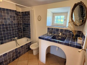 Bathroom - Vrbo Property (La-Tour-d'Aigues)