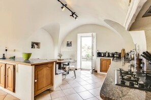 Microwave, oven, stovetop, dishwasher - Dreamlike sheepfold in the heart of the Luberon vineyards (La-Tour-d'Aigues)