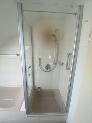 Hårtørrer, håndklæder, Sæbe, Toiletpapir