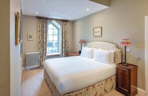 3 bedrooms, desk, WiFi, bed sheets