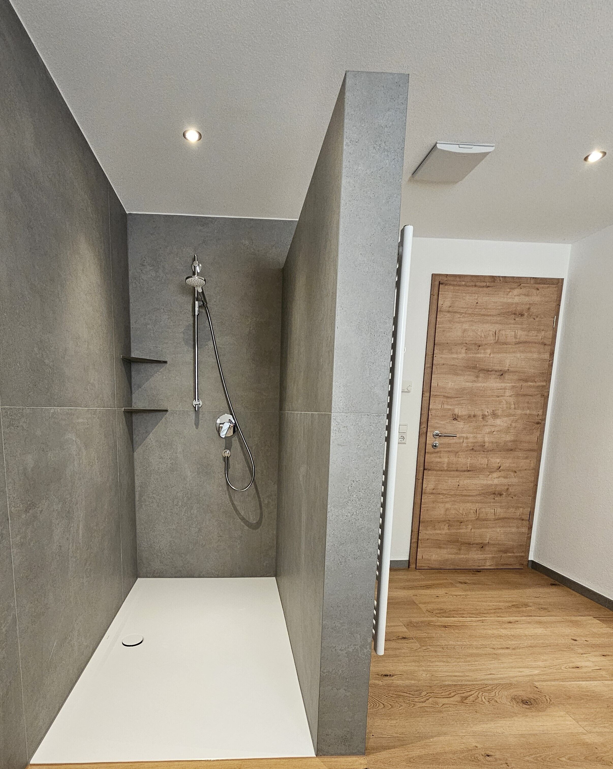 Een douche, een haardroger, handdoeken