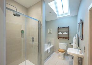 Shower, hair dryer, towels, shampoo - The Dairy at Rosebery Steading, Gorebridge (Temple)