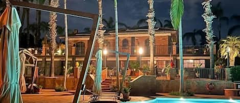 Piscine extérieure, parasols de plage, chaises longues