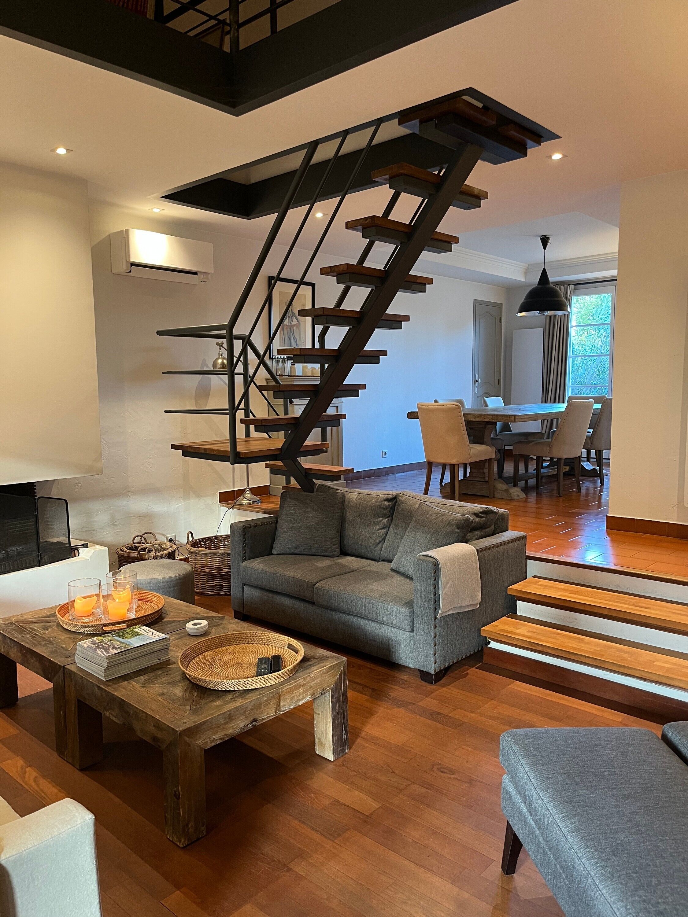 Fernseher, Kamin, Tischtennisplatte