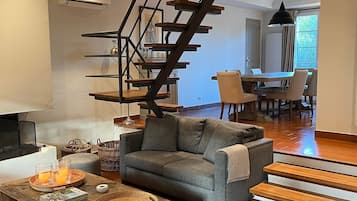 Fernseher, Kamin, Tischtennisplatte