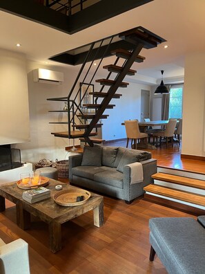 Een televisie, een open haard en een tafeltennistafel