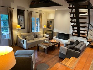 Een televisie, een open haard en een tafeltennistafel