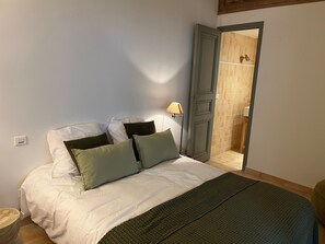 4 habitaciones, tabla de planchar con plancha, wifi y ropa de cama 
