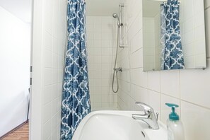 Basic Apartment | Bathroom - Stylish 1BR Apt Danube Near Prater Park (Vienna)