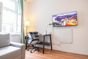 Apartamento básico | Espacio para trabajar con un portátil y tabla de planchar con plancha