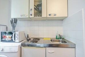 Apartamento básico | Cocina privada | Frigorífico, microondas, horno y placa de cocina