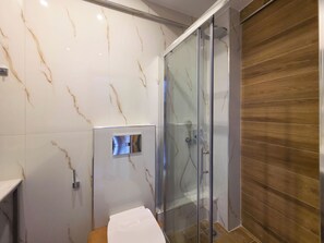 Doccia, asciugamani, sapone, carta igienica