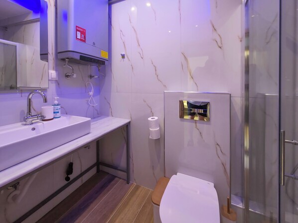 Doccia, asciugamani, sapone, carta igienica