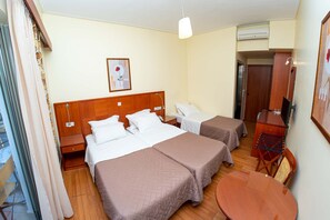 House | 1 bedroom - Hotel Ena - Bright Mountain View Suite With Pool (Lamia)