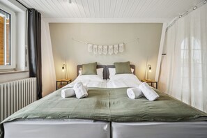 2 Schlafzimmer, Schreibtisch, Bügeleisen/Bügelbrett, Reisekinderbett
