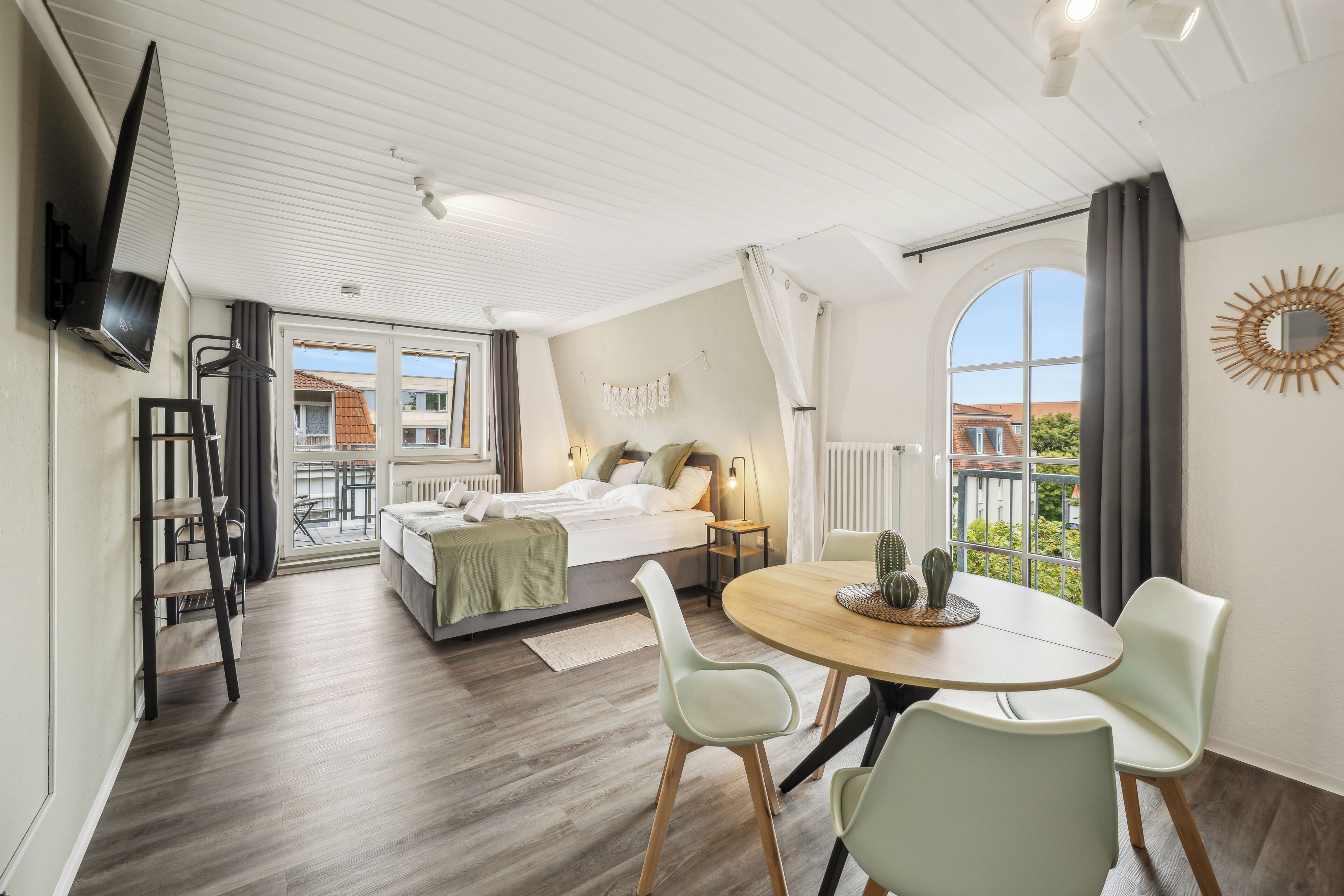 2 chambres, bureau, fer et planche à repasser, lit parapluie