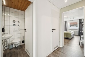 Hair dryer, towels, soap, toilet paper - JuMar - Sunset 2-BR-Apartment Near Elbe (Dresden)