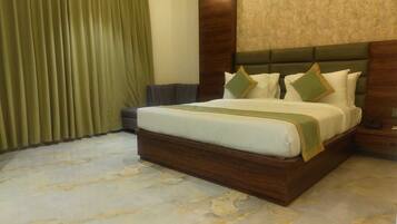 Quarto luxo | Escrivaninha, espaço de trabalho para notebook, Wi-Fi de cortesia