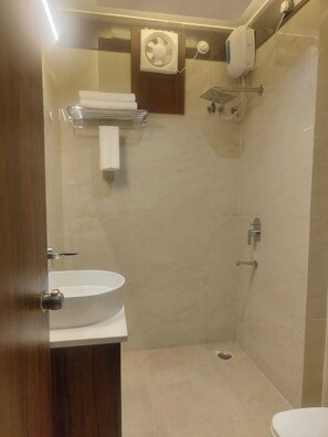 Deluxe Room | Bathroom - WORMWOOD SYNERGY VARANASI (Varanasi)