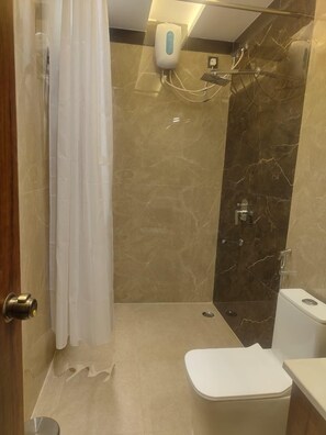 Family Suite | Bathroom | Bathtub, free toiletries, towels, soap