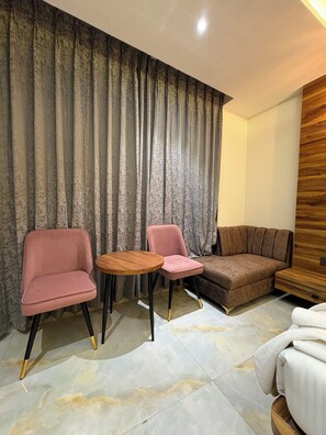 Desk, laptop workspace, free WiFi, bed sheets - WORMWOOD SYNERGY VARANASI (Varanasi)