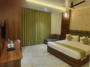 Deluxe Room | Desk, laptop workspace, free WiFi, bed sheets