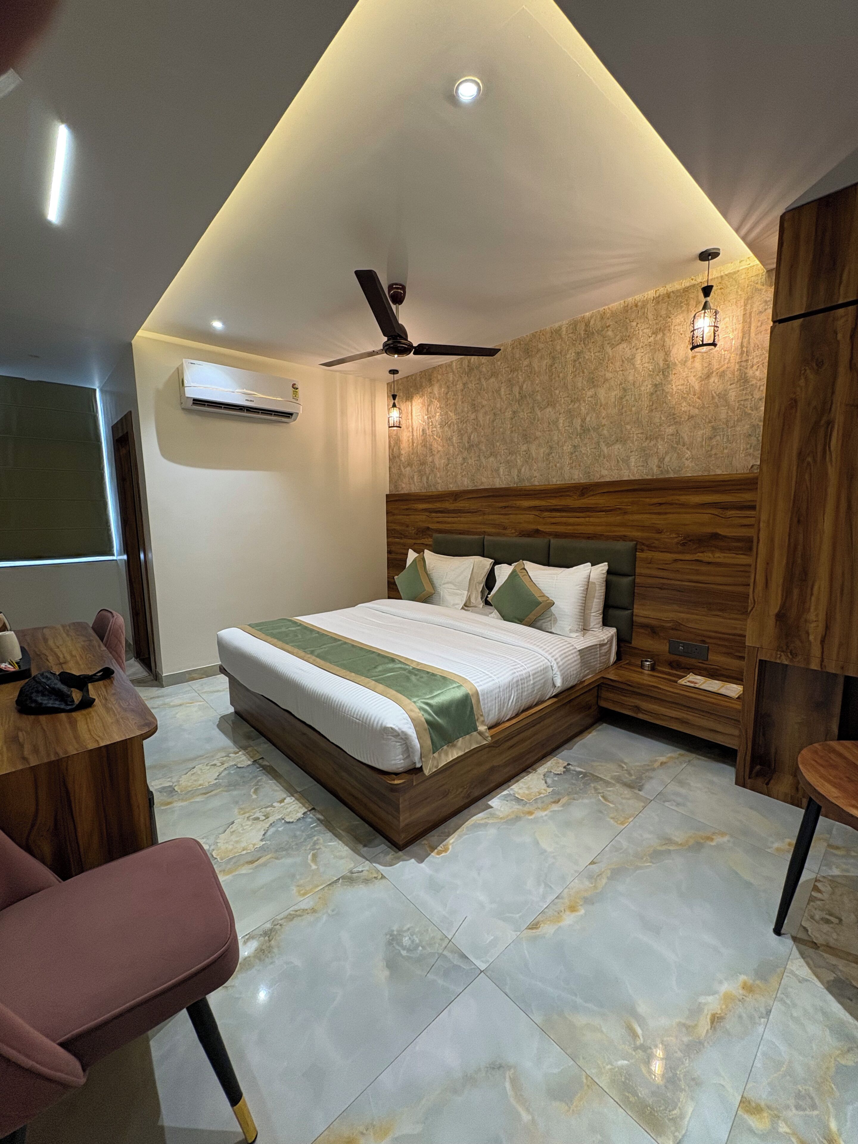 Escritorio, espacio para trabajar con laptop y wifi gratis 