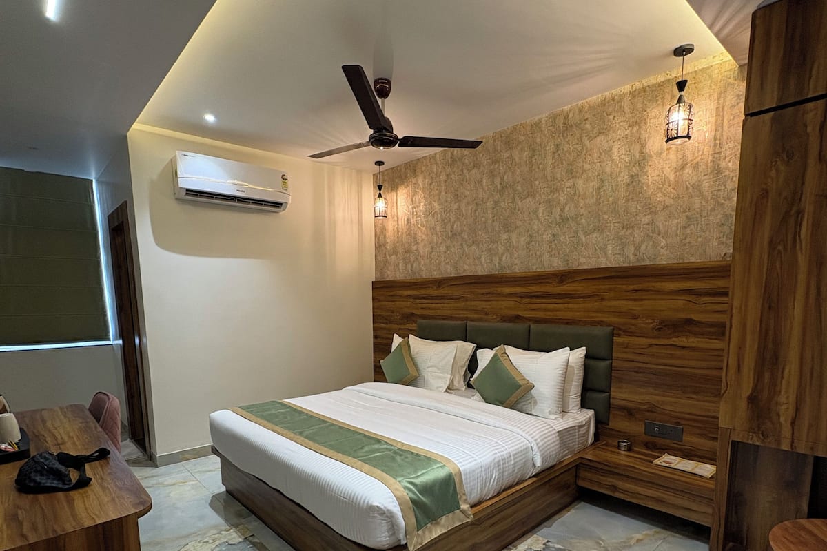 Phòng Deluxe | Bàn, khu vực làm việc phù hợp cho laptop