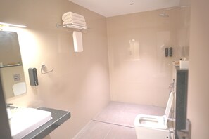 Standard Süit, 1 Yatak Odası | Banyo | Duş, ücretsiz banyo/kozmetik ürünleri, havlu, sabun
