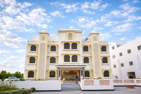 Fachada de la propiedad. Sugan Hotel & Resort