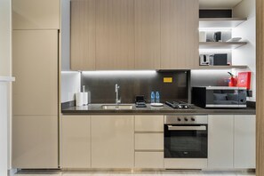 Fridge, microwave, oven, stovetop - Elegant Studio with Iconic Burj Khalifa Views (Dubai)
